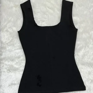 Polera Ajustada Sin Mangas